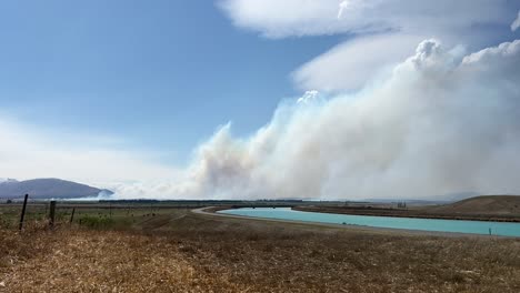 cantidades masivas de humo que se eleva desde 2023 pukaki cae fuego de matorrales