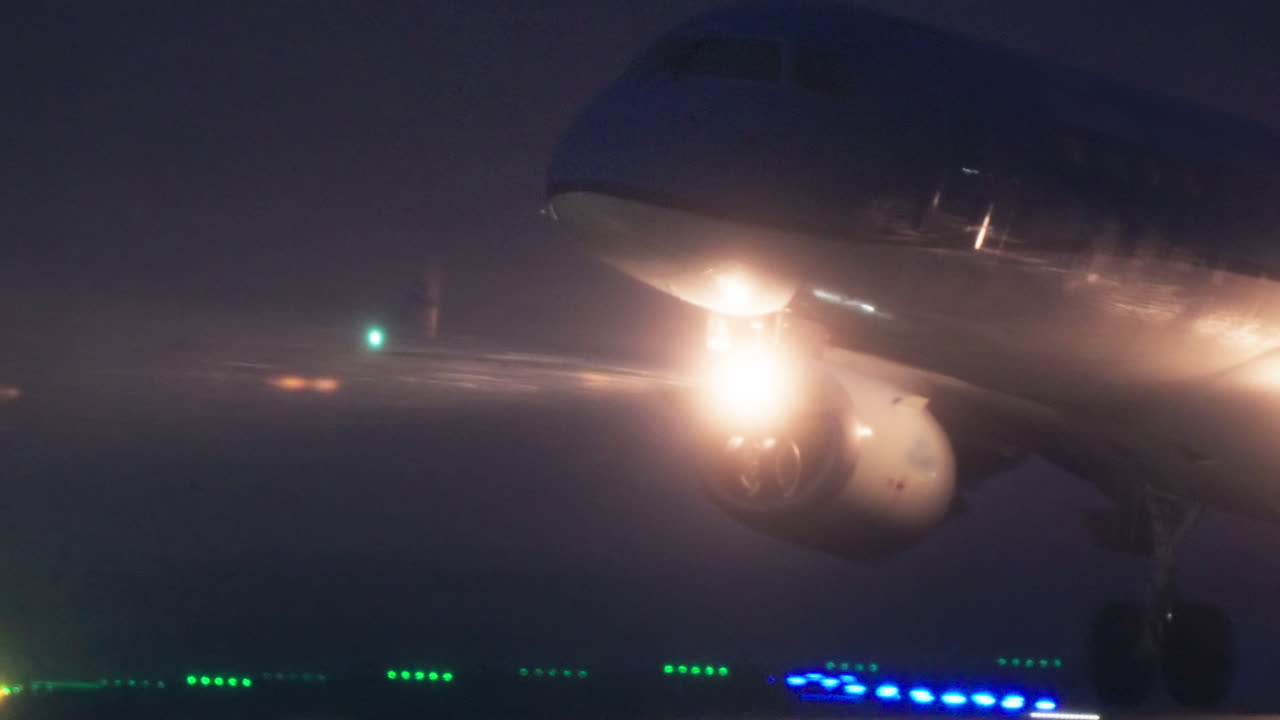 Aereo di linea che decolla dalla pista dell'aeroporto di notte.