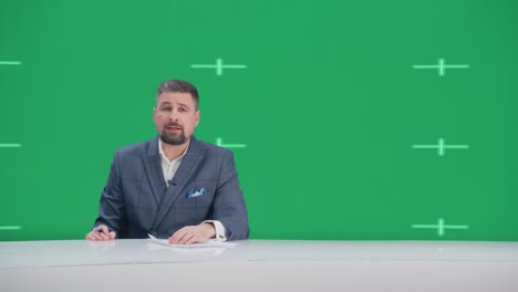 sala de noticias estudio de televisión programa de noticias en vivo: presentador masculino caucásico reportaje, pantalla verde croma pantalla clave imagen. canal de cable de televisión ancla habla, escucha. reproducción de maqueta de transmisión de red