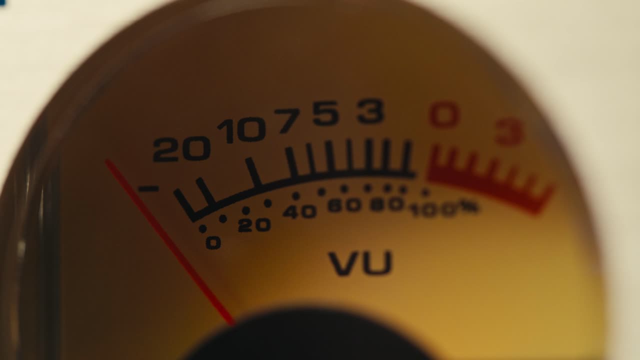 하이파이 증폭기: 고전적인 사운드 패널에서 오디오 신호 수준을 모니터링하는 오디오 콘솔, 화살표와 함께 클로즈업 아날로그 신호 지표