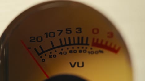 amplificador hi fi, control de los niveles de señal de audio en la consola de audio en el panel de sonido clásico. indicador de señal analógica de primer plano con flecha