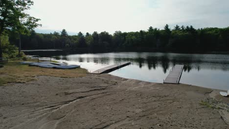 Langsame,-Ruhige-Teichdock-Überführung,-Drohnenkanus-Auf-Dem-Sommercampingplatz-Am-Strand