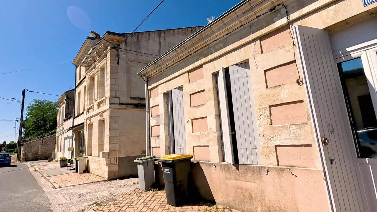 edificios de piedra con persianas cerradas en pauillac