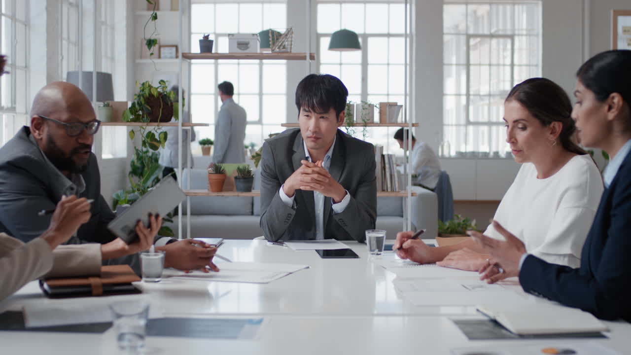 아시아 사업가 임원 회의 기업 지도자들이 주주들과 개발 아이디어를 논의하고 사무실 이사회에서 브레인스토밍