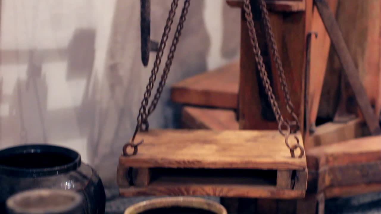 las llaves colgadas debajo del estante. tres ollas de arcilla completas en el piso.