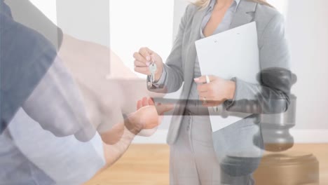 animación digital del agente de bienes raíces entregando las llaves de la casa al cliente 4k