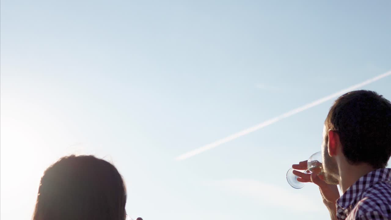 ⁇ 페인과 함께 토스하는 커플