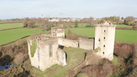 Imágenes-Aéreas-De-Drones-Del-Castillo-En-Ruinas-De-La-Prune-au-pot-En-Indre,-Centro-De-Francia