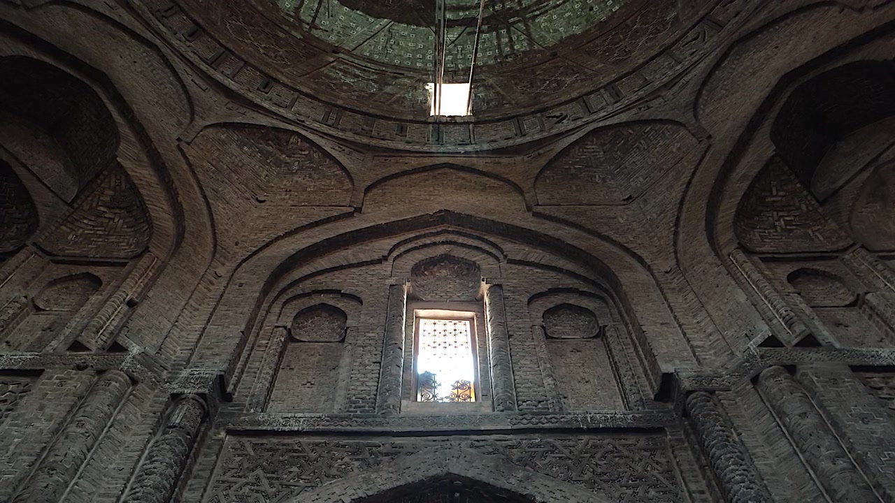 Vista interna di antica cupola di moschea in mattoni.