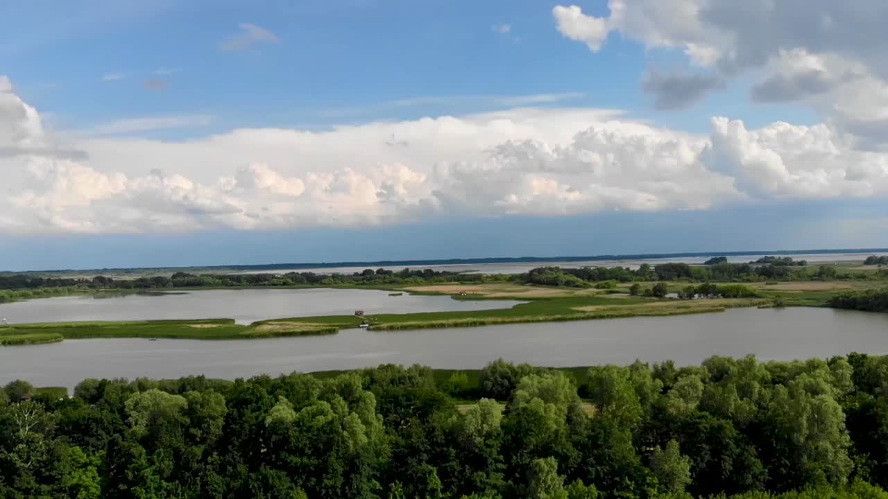푹신한 흰 구름과 함께 늪지대를 오름차순 드론 샷