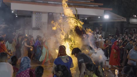 Menschen-Feiern-Das-Hinduistische-Holi-Fest-Mit-Lagerfeuer-In-Mumbai,-Indien-24