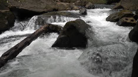 Stromschnellen-Strömen-Mit-Hoher-Geschwindigkeit-Den-Fluss-Hinunter