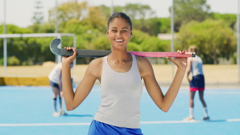retrato de un joven jugador de hockey adolescente de pie