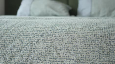 primer plano de una cama con un edredón con patrones