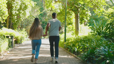 felicidad, parque y pareja corriendo en un bosque