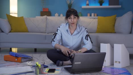 mujer trabajadora de oficina en el hogar hablando en facetime mirando a la cámara.