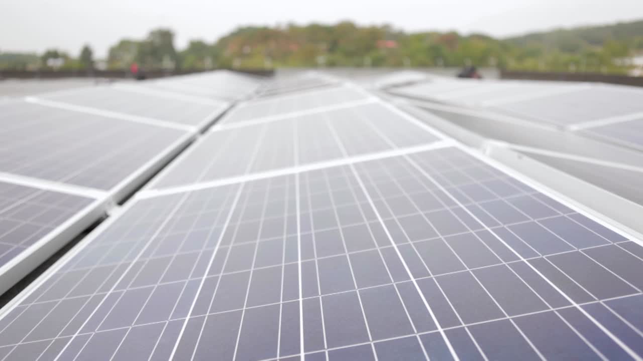 Pannelli solari coprono un tetto, sfruttando l'energia rinnovabile in una giornata nuvolosa, messa a fuoco selettiva