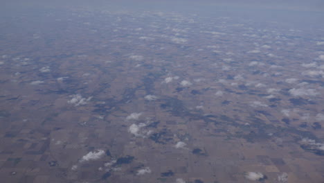 vista aérea de américa por encima de las nubes desde la ventana del avión 4k