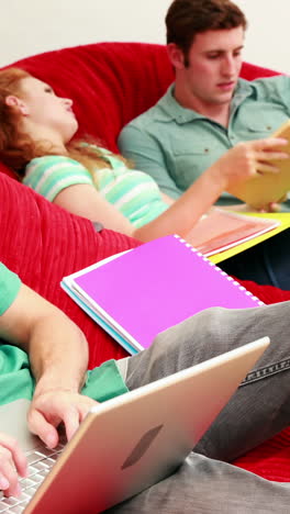 studenten studeren in de gemeenschappelijke kamer op bonenzakken.