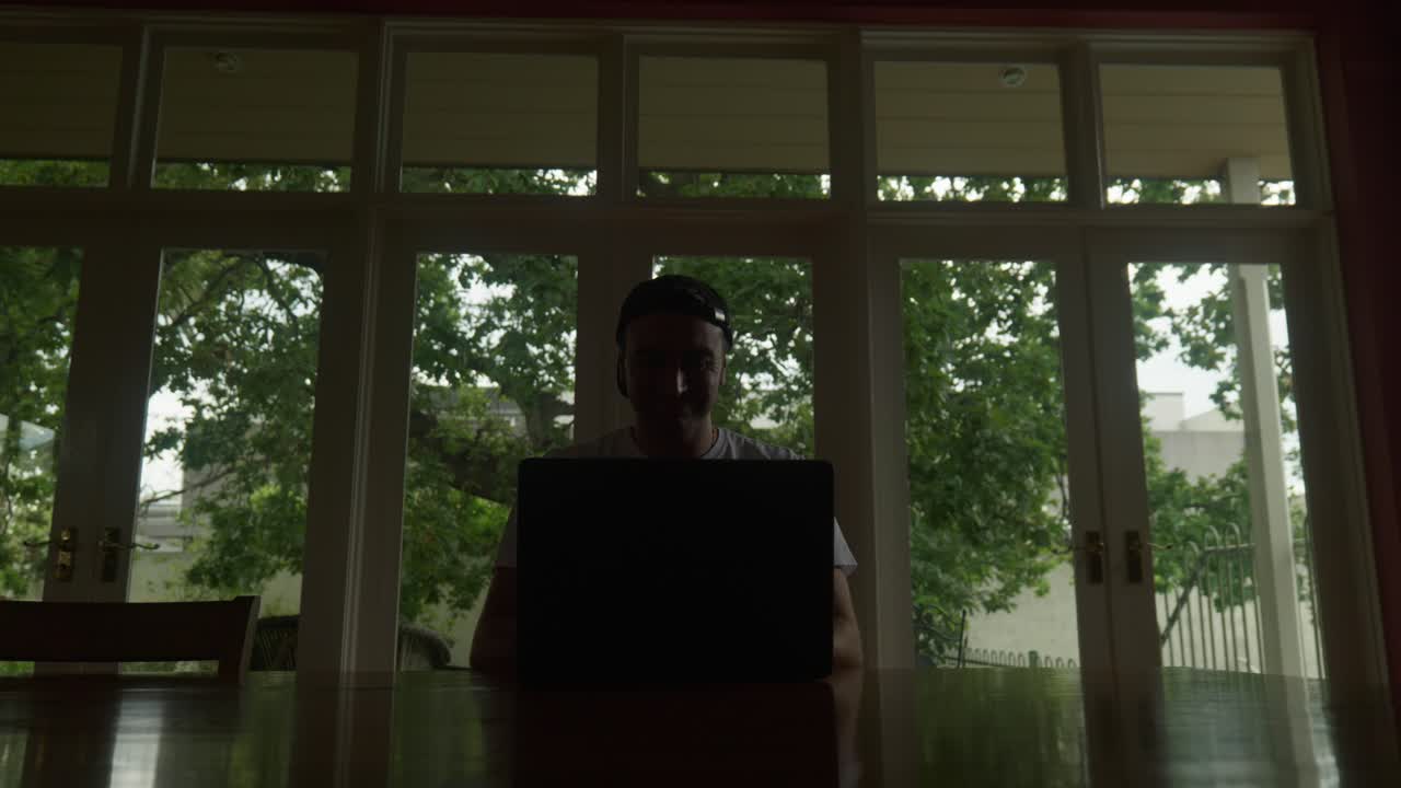 노트북에서 타이핑하는 것에 좌절, 스트레스, 업무 압력, 기한, 압도