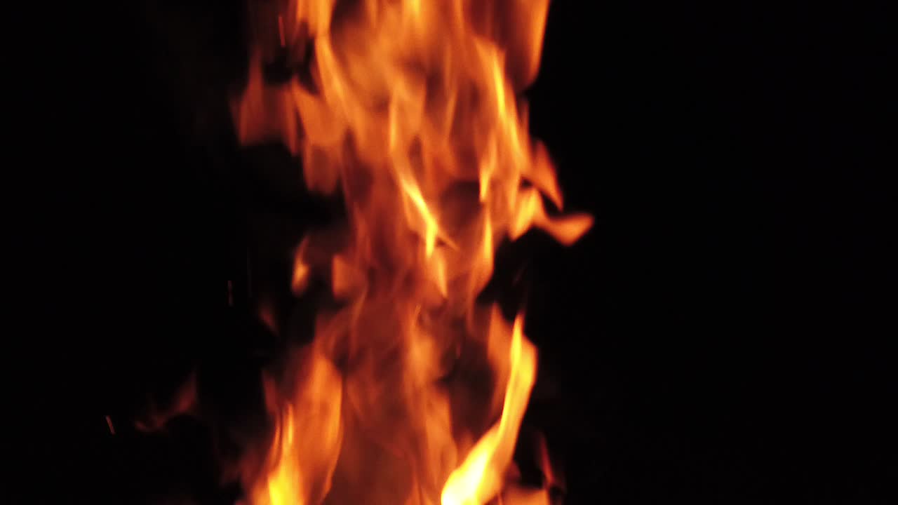 un fuego de tronco ardiendo en la noche, captura en cámara lenta