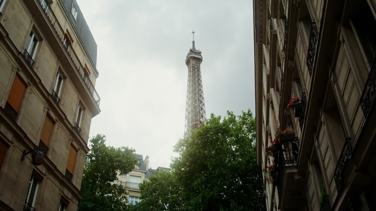 파리 의 거리 에서 볼 수 있는 에펠 탑
