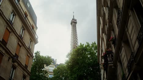 vista de la torre eiffel desde una calle parisina
