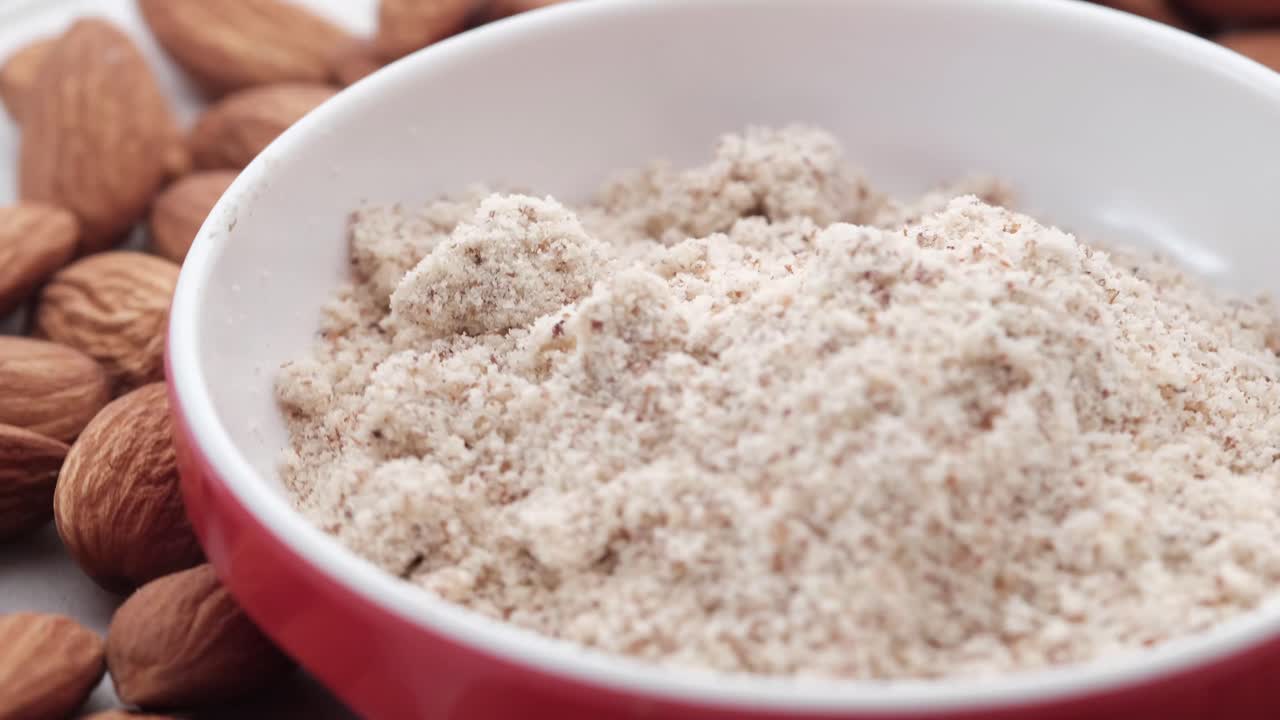 작은 그에 아몬드 밀가루