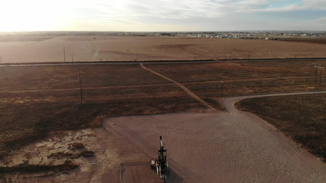 ubicado a las afueras de la ciudad de midland, texas, solo hay campos de pumpjacks