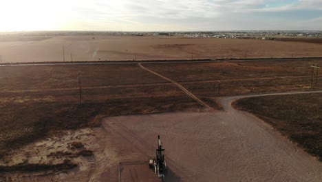 Ubicado-A-Las-Afueras-De-La-Ciudad-De-Midland,-Texas,-Solo-Hay-Campos-De-Pumpjacks