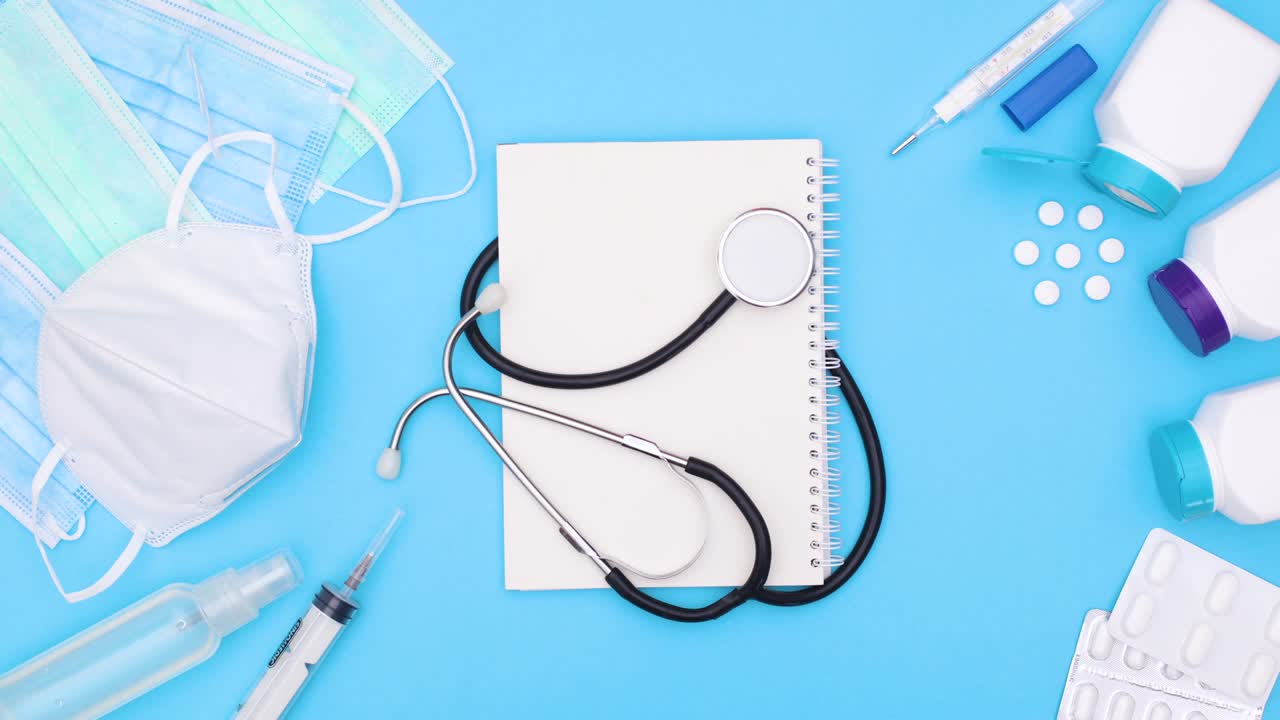 instrumentos médicos de médicos y prevención de la covid-19 se mueven alrededor del cuaderno con estetoscopio. detenga el movimiento