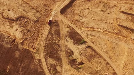 vista aérea de un camión rojo en una cantera de arena