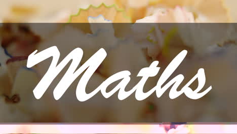 animación de texto de matemáticas sobre trozos de lápices de colores