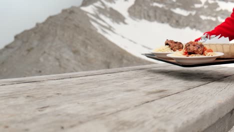 comidas en una bandeja que se sirve en la mesa de madera en el campo de refugiados en la meseta de las musas en grecia