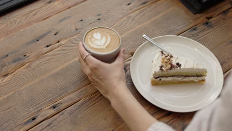 café y pastel en una mesa de madera