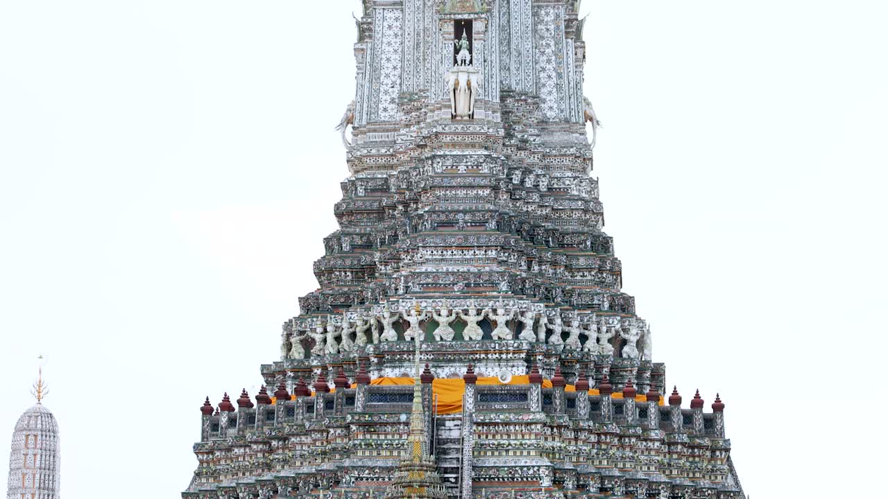 haciendo zoom en la intrincada arquitectura de wat arun