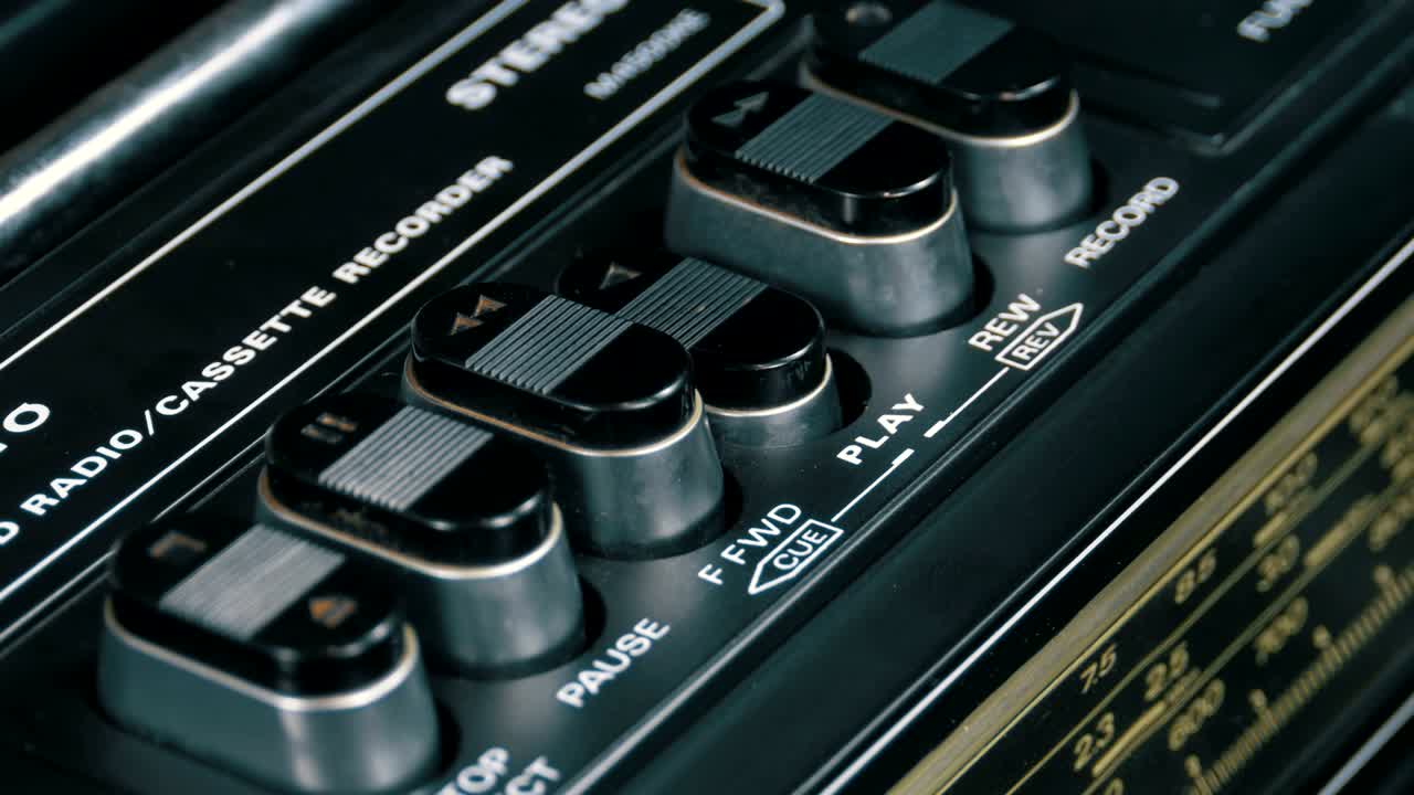 presionando el botón de reproducción en un grabador de cinta vintage