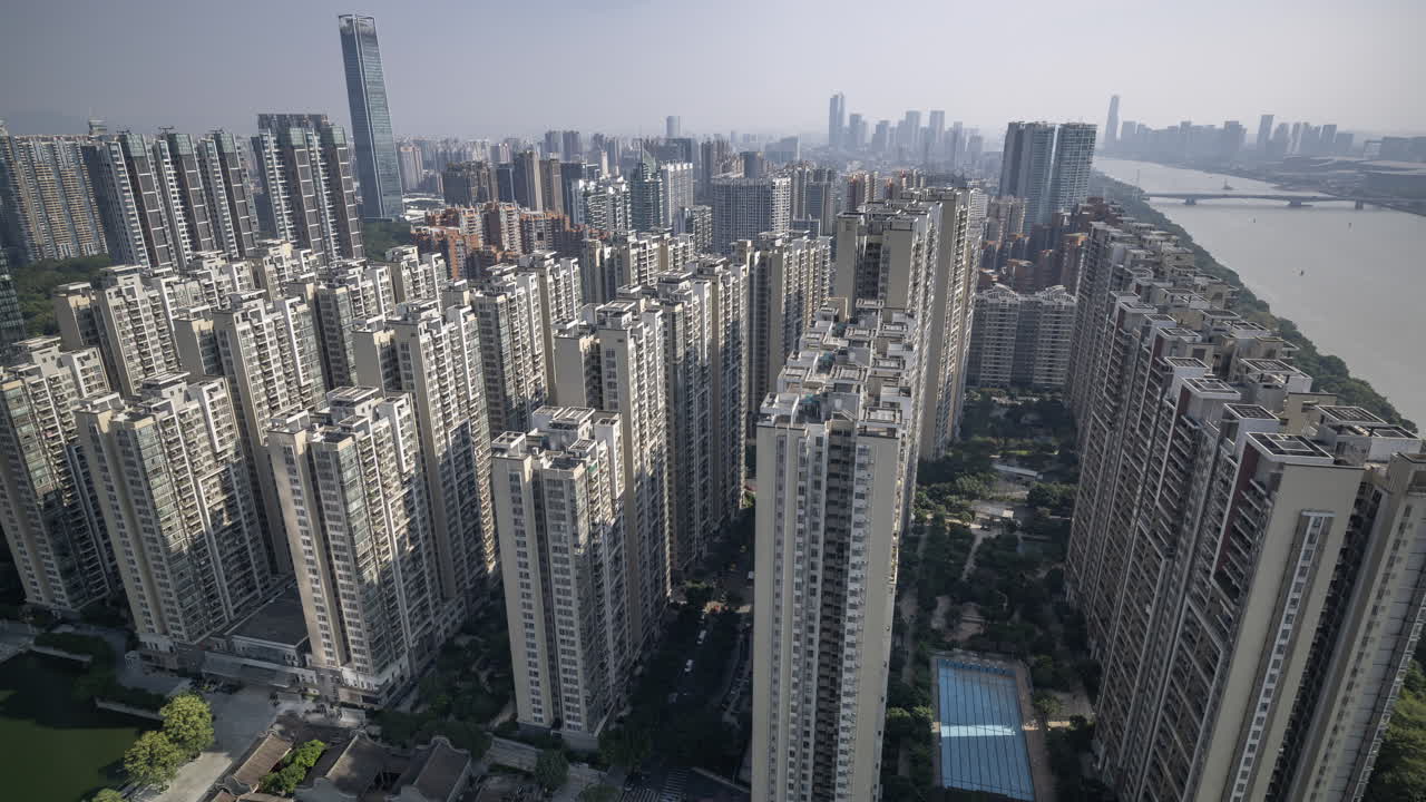 Vista Aérea de uma Cidade Urbana Densa com Edifícios Residenciais Altos e Rio