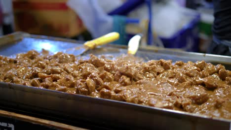 Meat-stew-on-an-open-flat-grill,-Bangkok-street-food-slowmotion