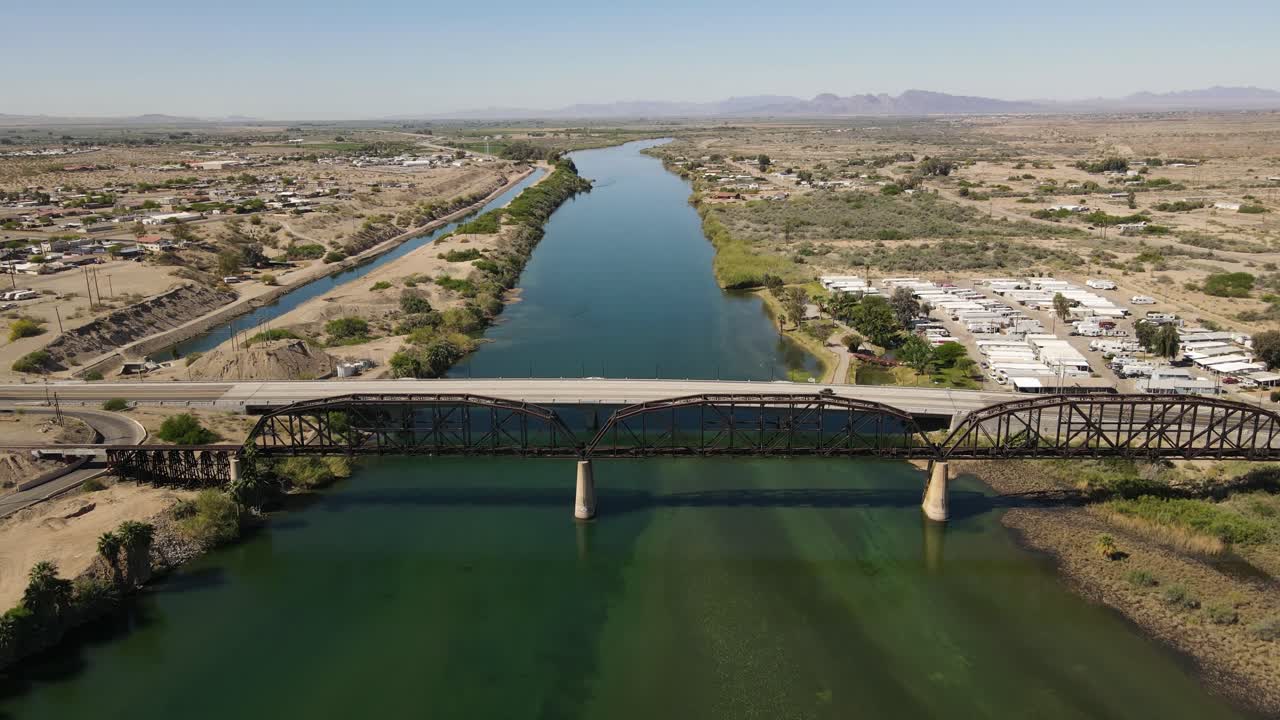 Vista aerea del fiume Colorado a Parker, Arizona, nel tardo pomeriggio di inizio primavera