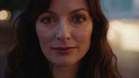 retrato en primer plano de una mujer morena muy bonita mirando seriamente a la cámara pensativa pensativa