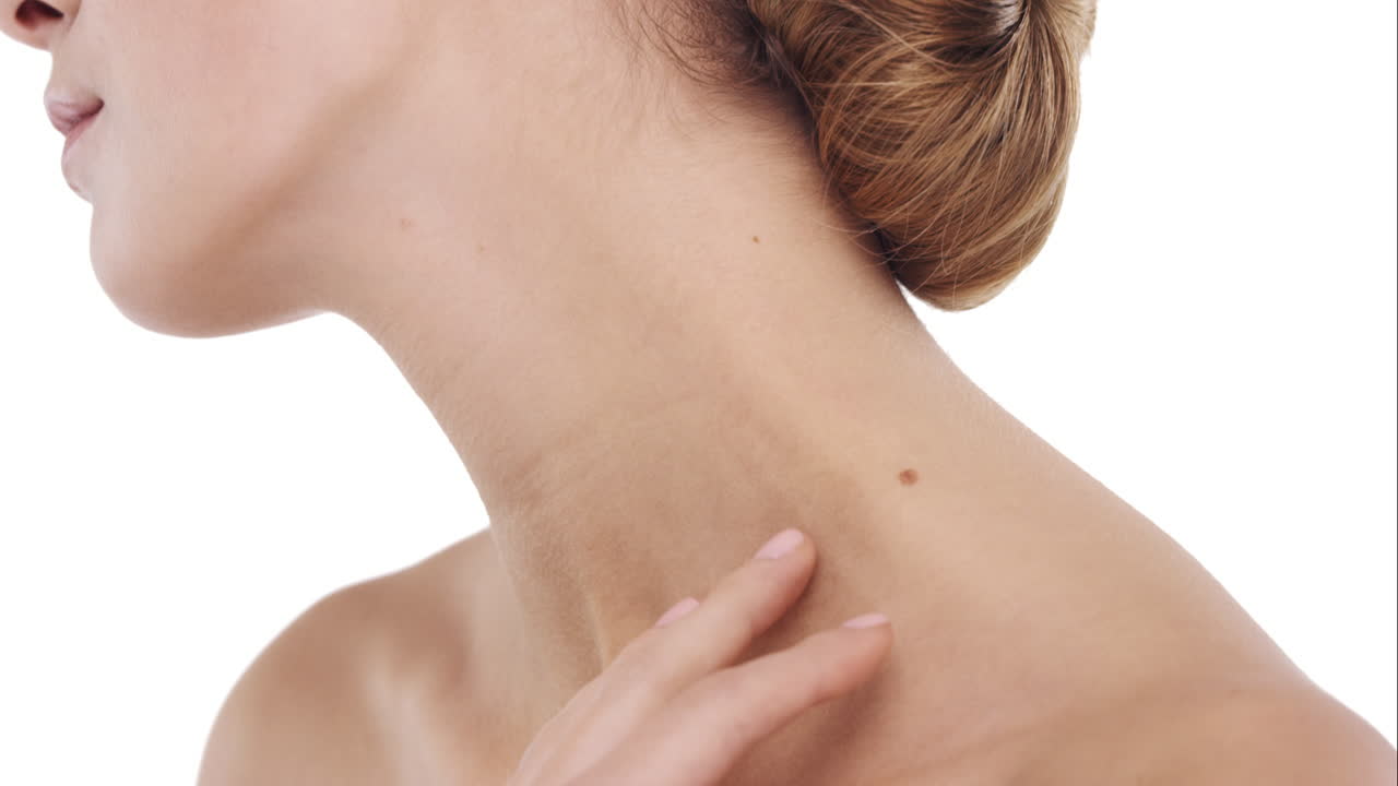 retrato de una mujer tocando un hermoso rostro en cámara lenta concepto de cuidado de la piel sobre un fondo blanco