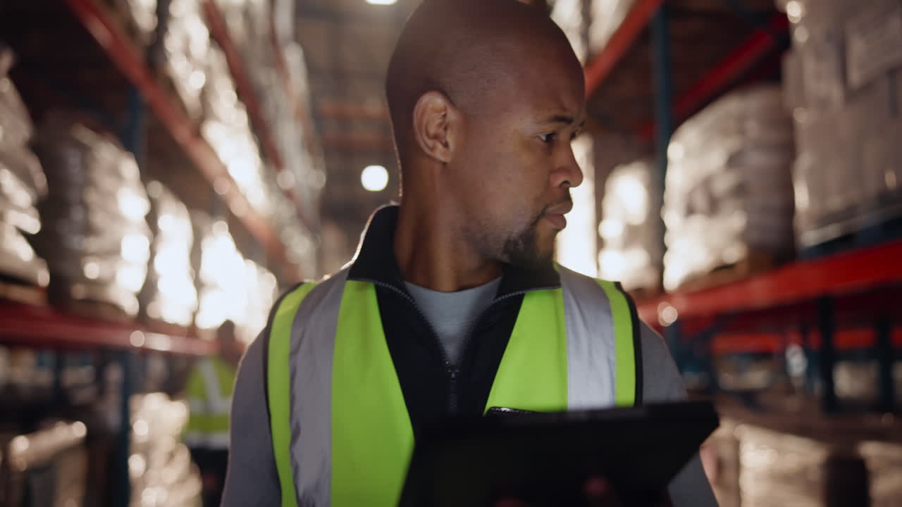 Magazijnmedewerker inspecteert inventaris met tablet
