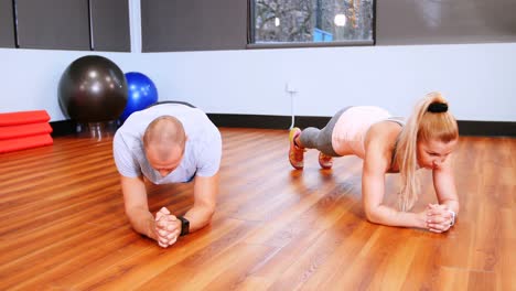 Man-and-woman-performing-plank-exercise