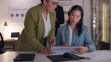 mujeres, empleados y gerentes con ayuda