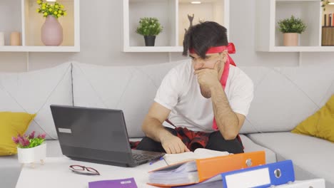 el hombre gracioso es considerado mientras trabaja en la computadora portátil.