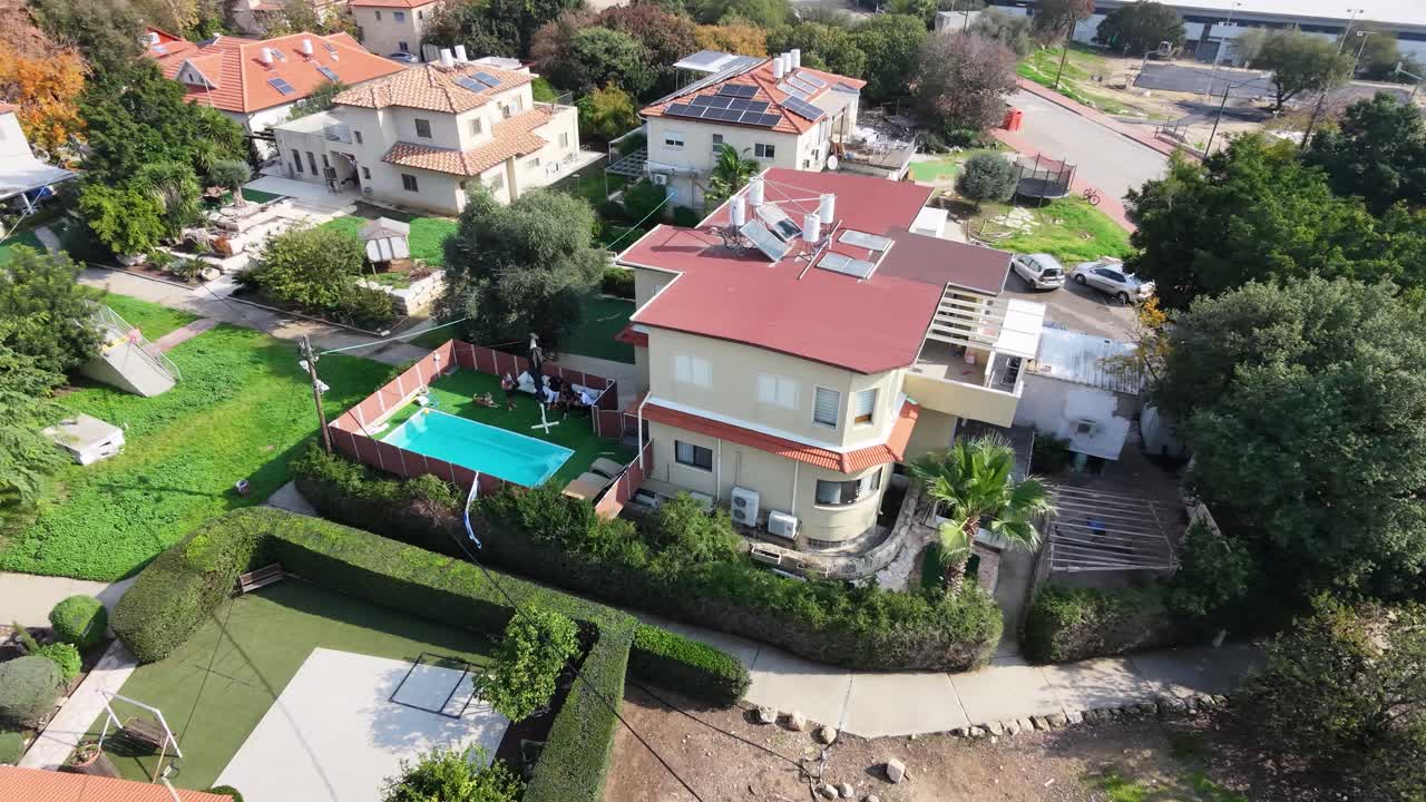 Edificio residencial con piscina en el patio trasero, órbita aérea