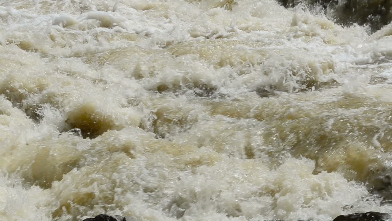 Strömungen des Gebirgsflusses. Zeitlupe. Fluss und Stromschnellen.