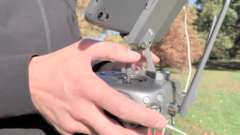 un piloto de drones está operando un control remoto para volar el drone