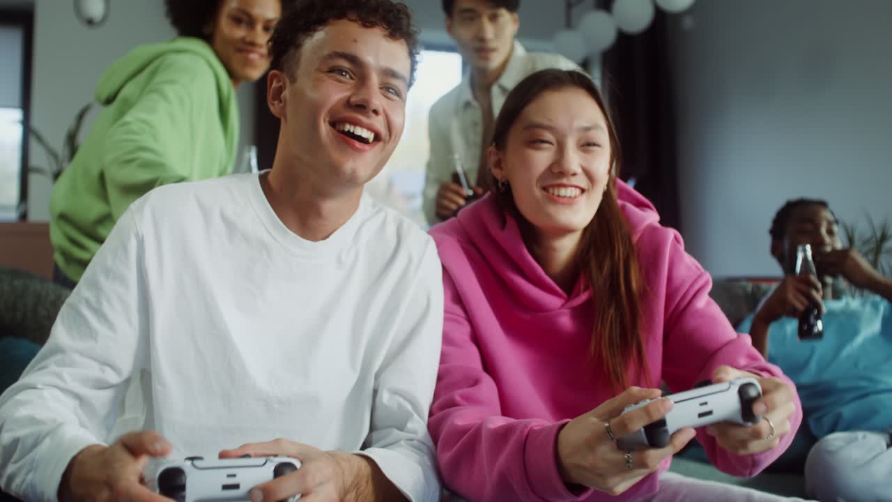 친구 들 이 함께 비디오 게임 을 하는 것